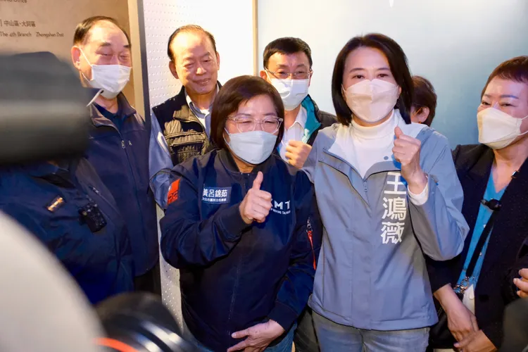 王鴻薇與台北市黨部主委黃呂錦茹。陳志淵攝