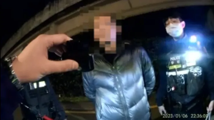 鄭男被警方查獲攜帶毒品咖啡包。翻攝畫面