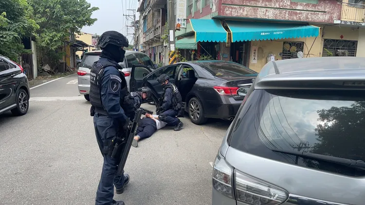 特勤幹員以包夾方式，攔截逮捕林姓主嫌。讀者提供