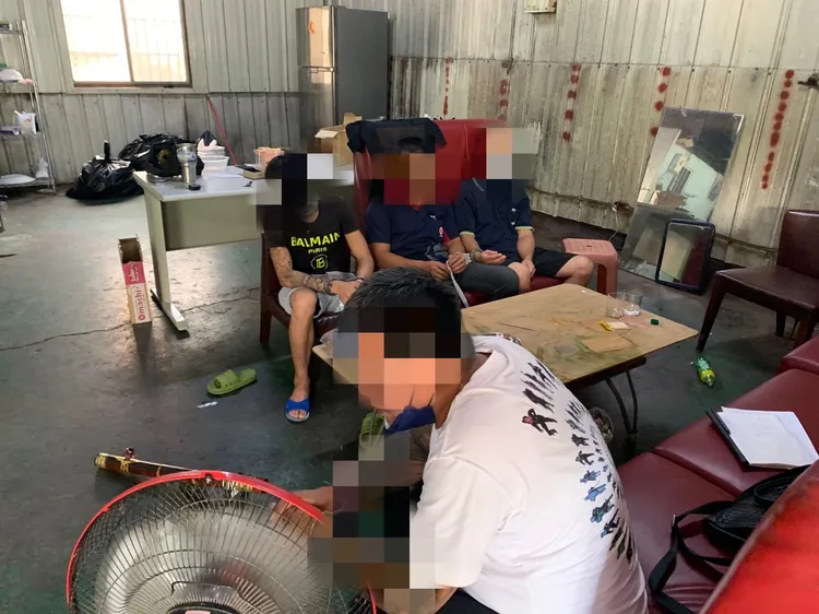 警方在鐵皮屋內查獲二名遭毒品控制看守倉庫的逃逸越南移送。讀者提供