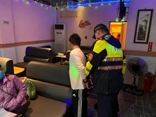 通緝男卡拉OK歡唱遇警臨檢 心虛報假身分被眼尖警戳謊逮人