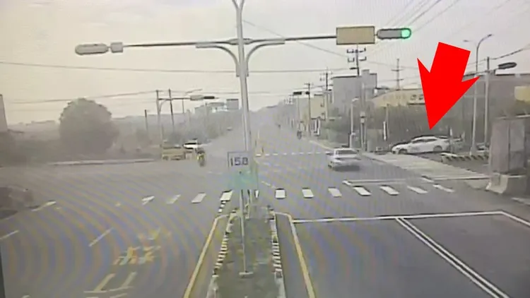 謝男肇事瞬間，另綠登方向車輛也剛起步，兩車險些就當場撞上。民眾提供