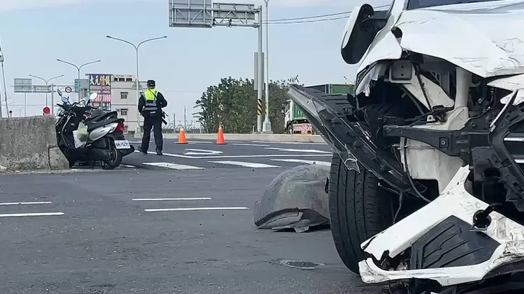 追撞力道猛烈，謝男的白車右前側已全撞毀。民眾提供
