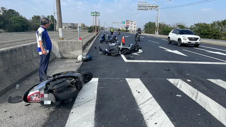 粗心謝男開車沒看路，撿東西追撞一家5騎士擦挫傷送醫。民眾提供