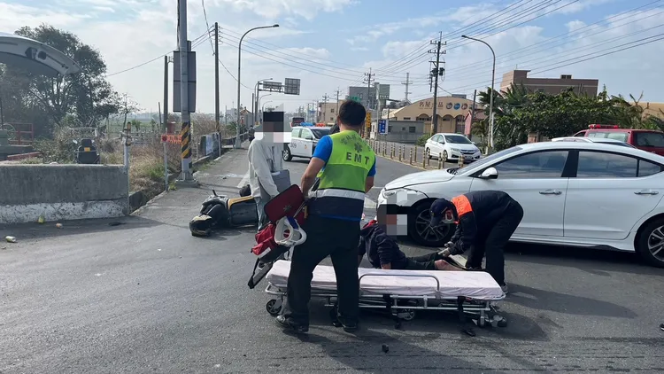 救護人員詢問得知遭撞5人同為一家親友，停紅燈遭撞送醫，直呼真倒楣。民眾提供