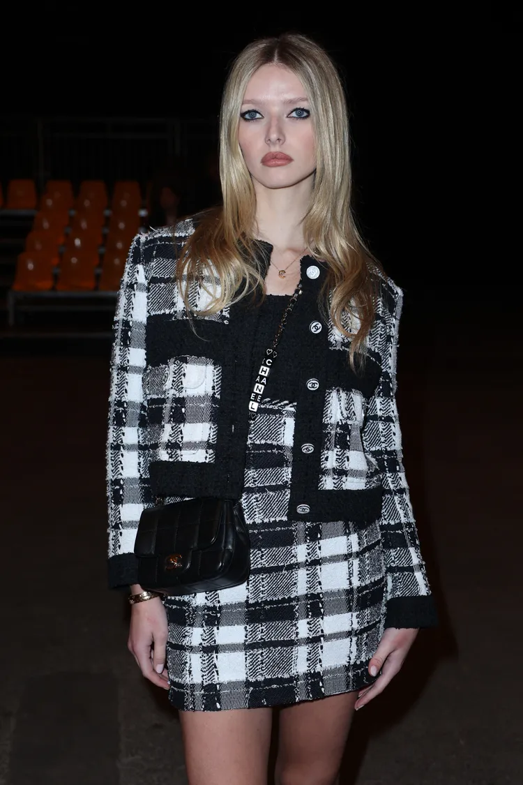 18歲的艾波現身Chanel高訂系列看秀，成為鎂光燈焦點。路透社