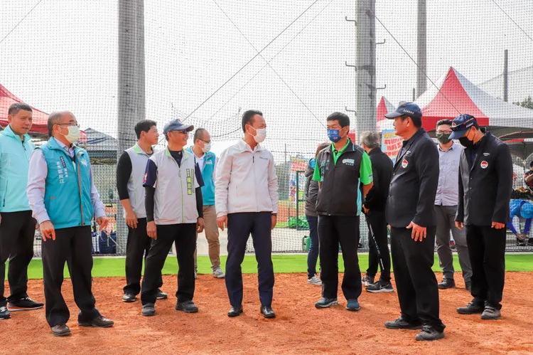 官員巡視場地，未來第二期完工將更加完善。嘉義縣政府提供