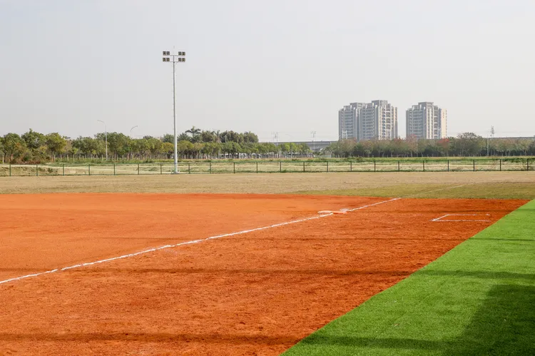 球場場地新穎，設有夜間照明設施。嘉義縣政府提供