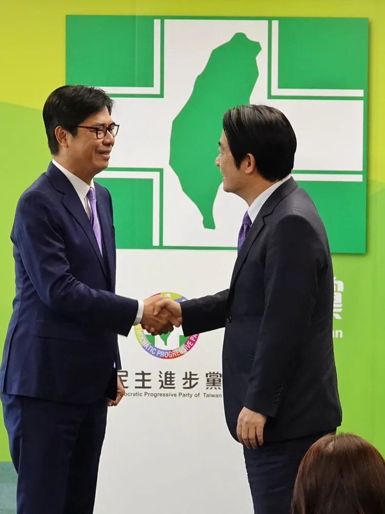 代理主席陳其邁（左）與賴清德（右）交接。莊宗達攝