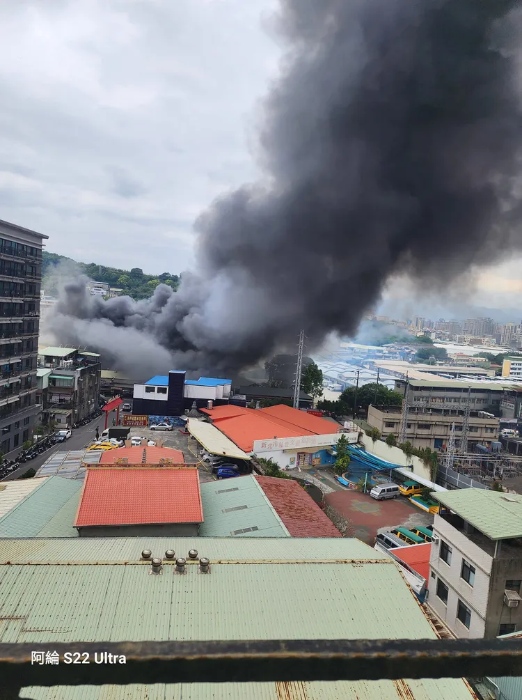 今天中午新北市五股汽修工廠發生大火。翻攝自《我是五股人》社團