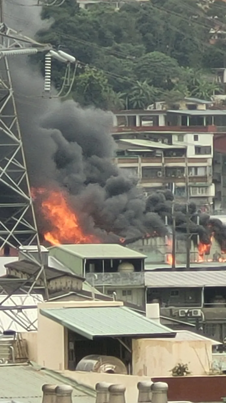 網友陳盈錡也在第一時間拍到五股工廠火災畫面PO在臉書上。翻攝《陳盈錡》臉書