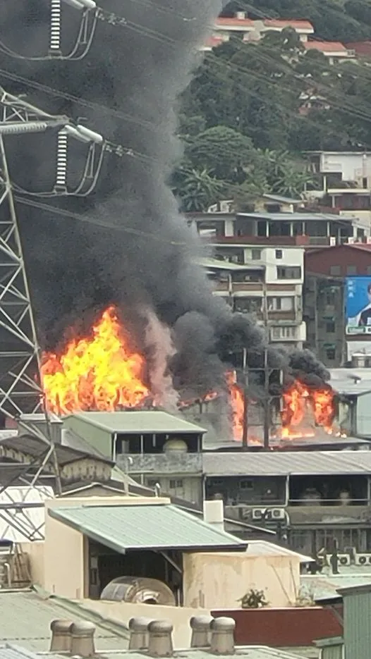 網友陳盈錡也在第一時間拍到五股工廠火災畫面PO在臉書上。翻攝《陳盈錡》臉書