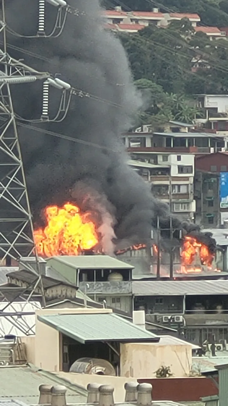 網友陳盈錡也在第一時間拍到五股工廠火災畫面PO在臉書上。翻攝《陳盈錡》臉書