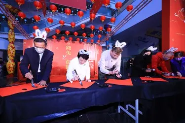 台中市長盧秀燕也當場揮毫寫春聯給市民祝福。台中市政府提供