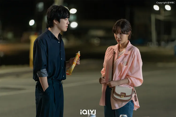 金正賢（左）劇中飾演死神，只有林秀香可以使喚他。愛奇藝國際站提供