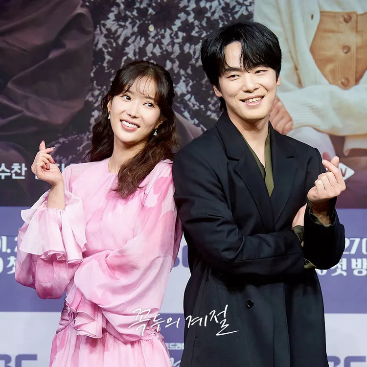 金正賢（右）停工近2年，首度面對媒體難掩緊張，不過跟比5年前相比，臉上多了不少笑容。翻攝MBC