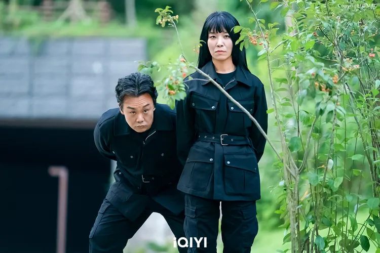 《哲仁皇后》金吝勸（左）、車清華再度合作，分飾吵神和鬧神，服侍木偶。愛奇藝國際站提供