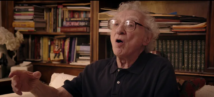 年近百歲的作詞家薛爾登哈尼克在片中高歌名曲《日出，日落》。佳映娛樂提供