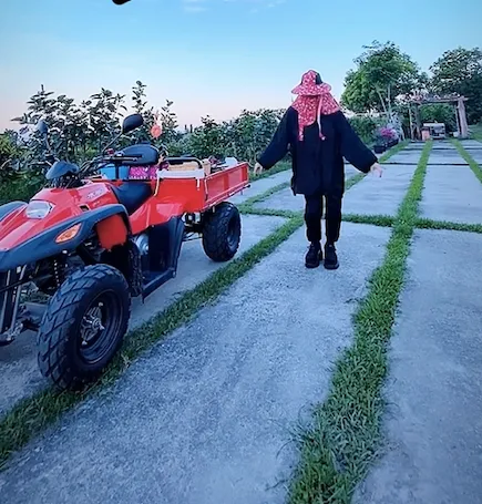 張惠妹曾在IG分享自己穿上農婦裝熱舞的影片。翻攝amit_feat_amei IG