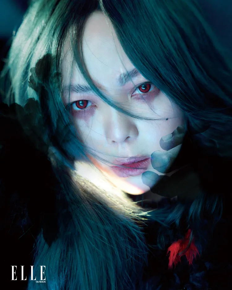 阿妹最近除了愛種菜，還很喜歡組樂高，玩到手破皮也不在意。《ELLE》提供