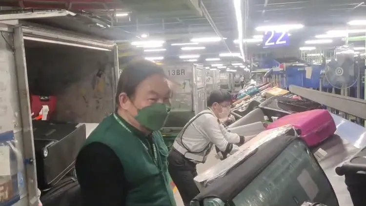 長榮航勤董座陳有玉親自下場支援搬行李。翻攝畫面