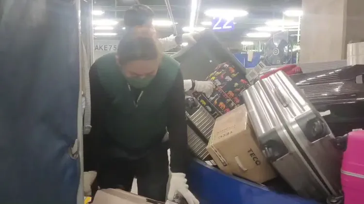 長榮航勤董座陳有玉親自下場支援搬行李。翻攝畫面