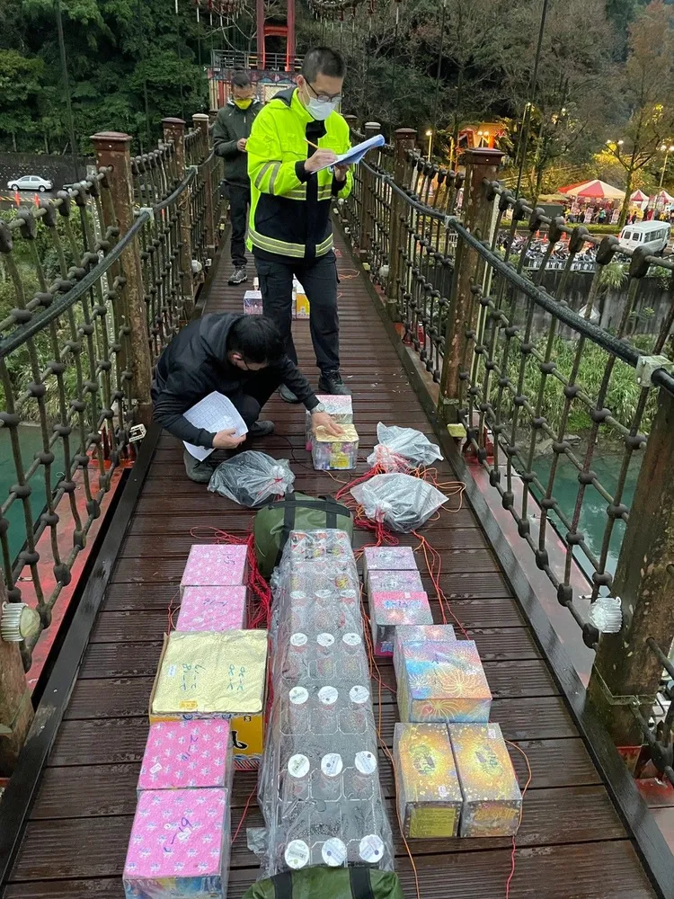 新北市消防局第四大隊表示，在活動前配合區公所進行會勘，煙火施放前查核現場煙火數量、種類及規格，確認現場安全規範、警戒防護措施是否符合規定。警消提供