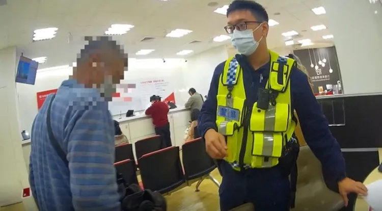警方到場阻止陳男匯款。翻攝畫面