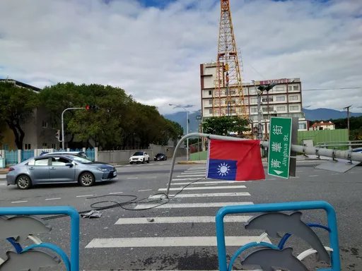 曳引車電動升降帆布故障 扯斷電桿還肇逃!花警要追查