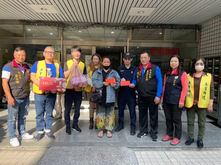 新店警與警友站贈送轄內弱勢家庭物資。翻攝畫面