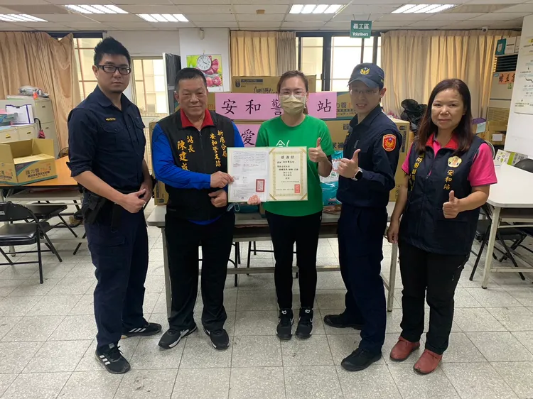 新店警與警友站前往創世基金會，捐助尿布、奶粉等物資。翻攝畫面