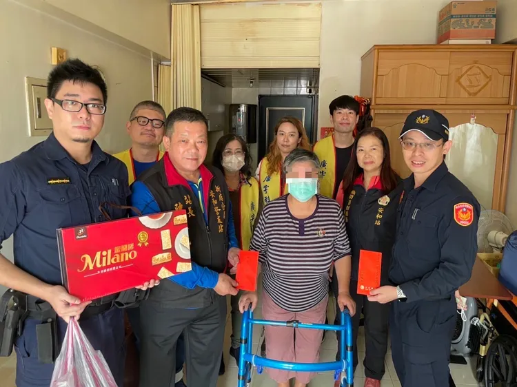 新店警與警友站關懷轄內弱勢家庭。翻攝畫面