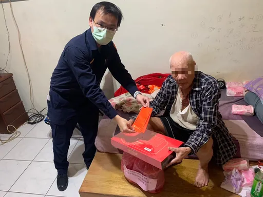 新店警結合警友站送暖好過年 拜訪弱勢家庭送紅包與物資