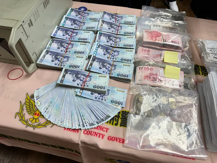 現場查扣的大筆賭資、代幣與相關帳冊。林泊志攝