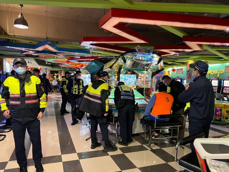 警方動員112人展開搜索，事前為免打草驚蛇，更藉年節加強宣導名義進到店內，確定控制後展開搜索。讀者提供