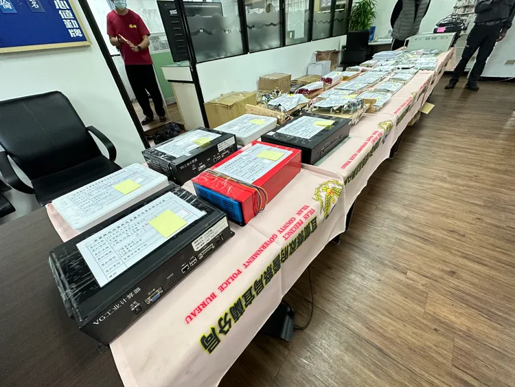 警方查扣的IC機板等證物。林泊志攝