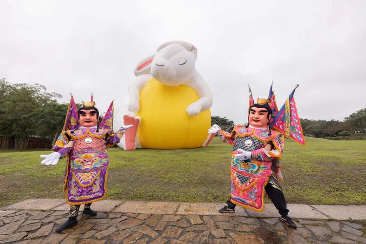 十尺高藝術裝置「咚咚兔遊傳藝」，相當吸睛。全聯善美的文化藝術基金會提供