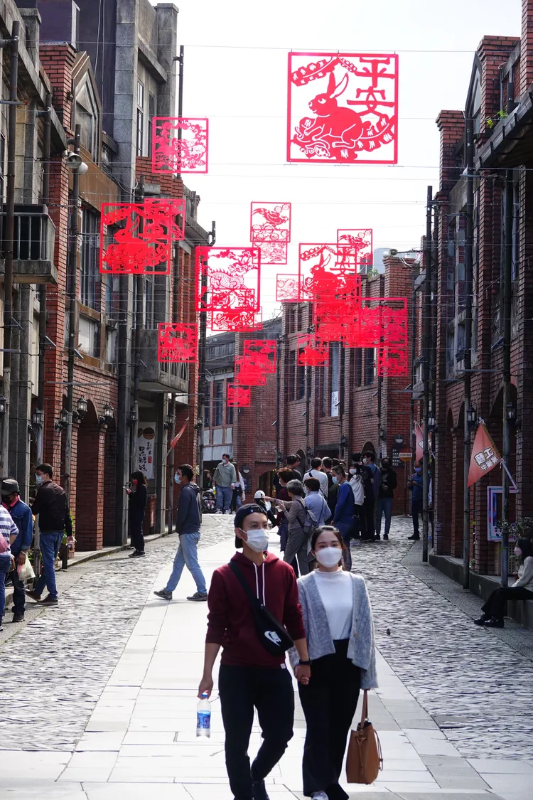 剪紙圖樣是從園區廣孝堂挑出鰲魚、芭蕉兔、白雞菊、麒麟牡丹鳳、白鷥蓮等5種聖獸圖形製作，都帶有祝福之意。林泊志攝