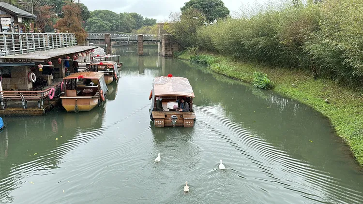 參加由煙波包船遊冬山河的「夕暮波光船行」活動的屬兔房客，就可獲得傳藝文昌祠限定的「五行錦囊紀念小禮」。林泊志攝