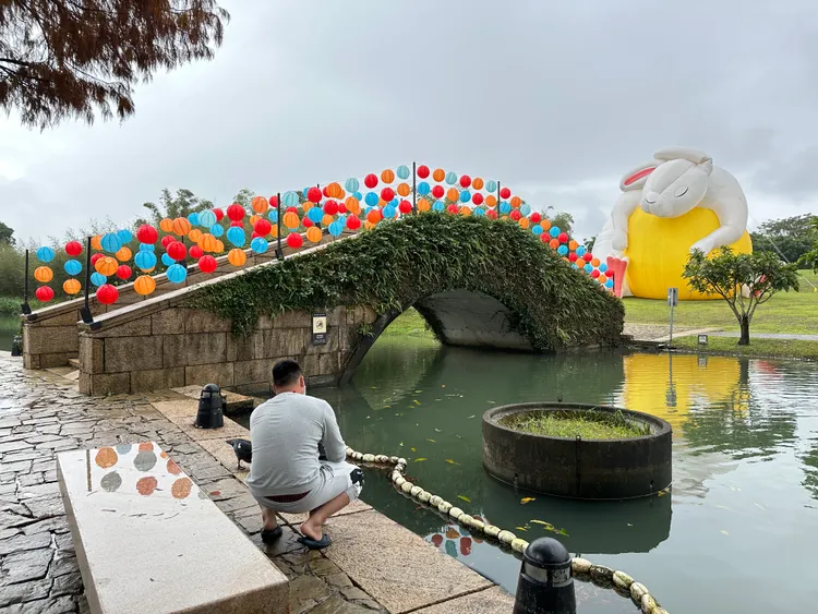 三色燈籠月橋與模樣可愛的咚咚兔，深受遊客喜愛。林泊志攝