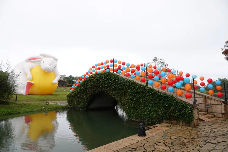 三色燈籠月橋充滿祝福，咚咚兔悠閒坐在綠色草地上，模樣討喜。林泊志攝