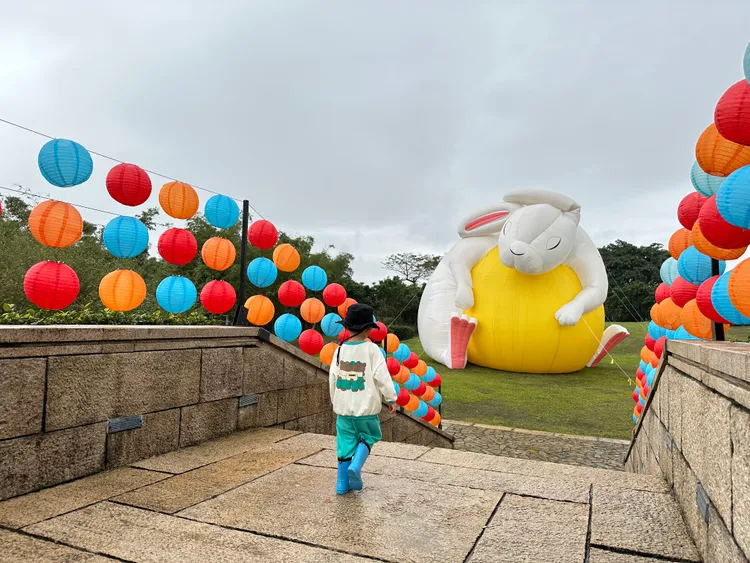 三色燈籠月橋充滿祝福，咚咚兔悠閒坐在綠色草地上，模樣討喜。林泊志攝