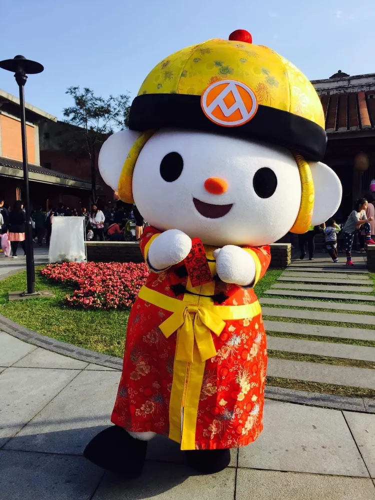 大年初五福利熊及財神爺也會來拜年發喜糖。全聯善美的文化藝術基金會提供