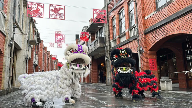 傳藝以剪紙意象，打造全新的年節街景「福獸齊天好運道」，透過天空襯出如窗花般的福獸剪影，晴雨照映各有特色。林泊志攝