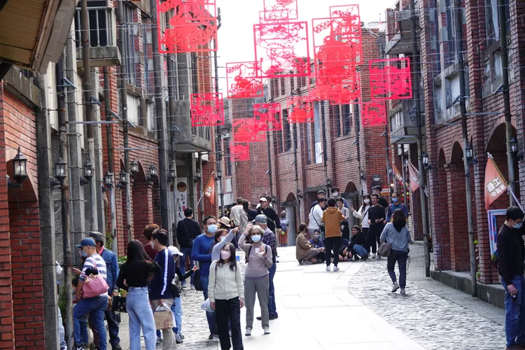 走在充滿祝福之意的「福獸齊天好運道」，期盼一整年都能帶來好運。林泊志攝