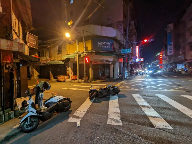 事故現場就位在西屯路二段與光明路口，二輛機車碰撞後橫躺在地。讀者提供