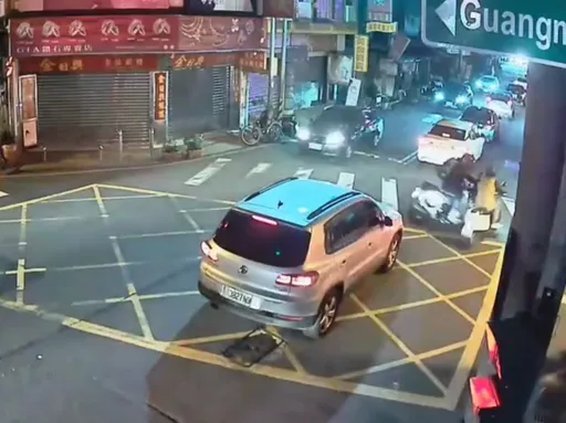 騎士車陣狹縫中突左轉　擊落片曝光！下一秒被撞慘摔