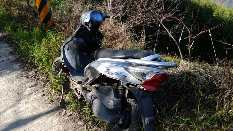 王女機車嚴重受損。翻攝畫面