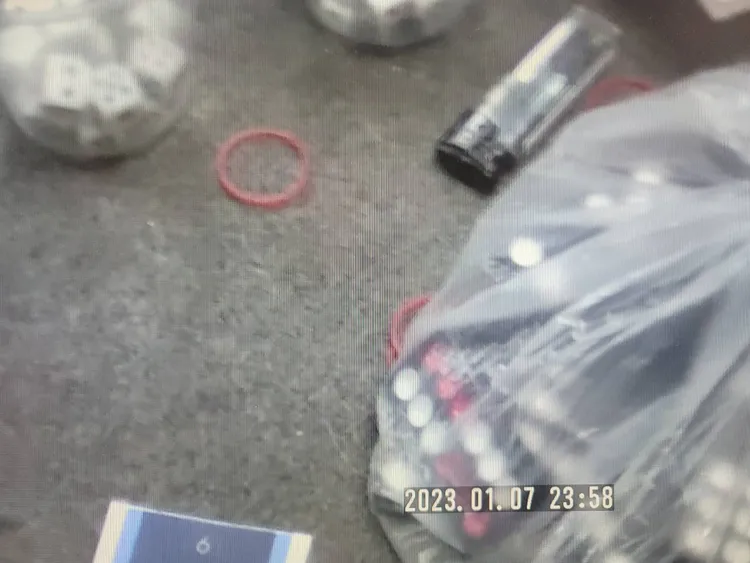 警方起獲天九牌賭具、點鈔機、監視器等物，現場賭金近百萬。翻攝畫面