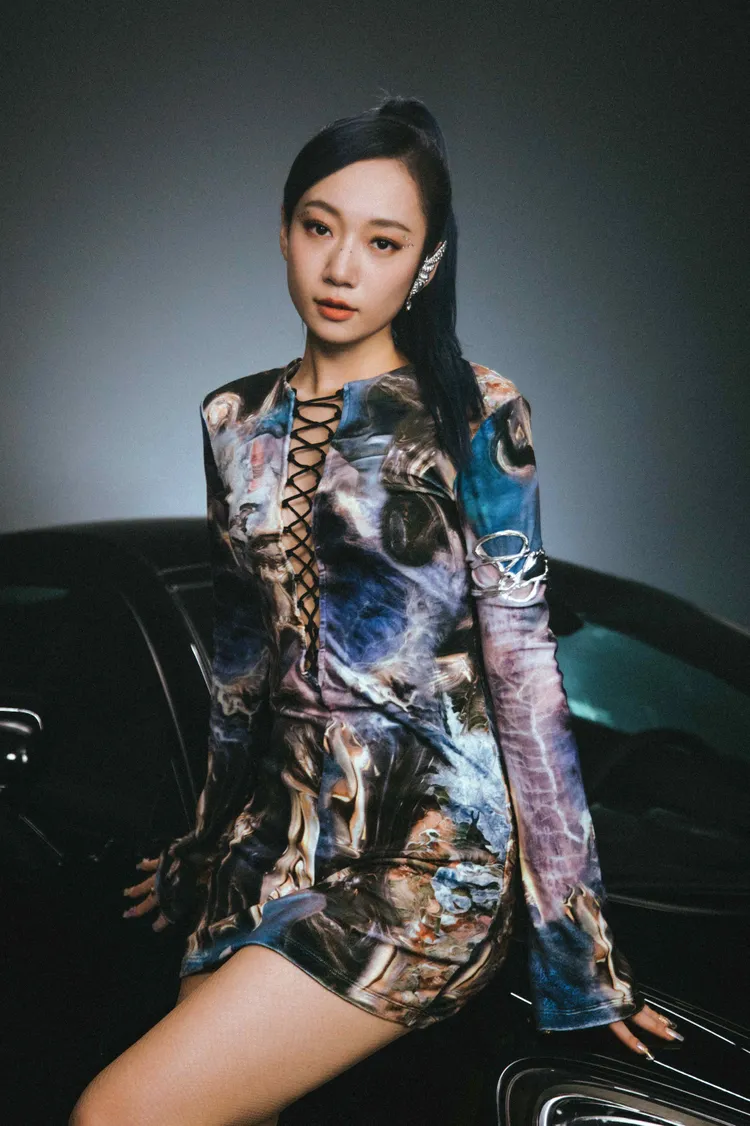 吳卓源化身太空女神。華風數位提供